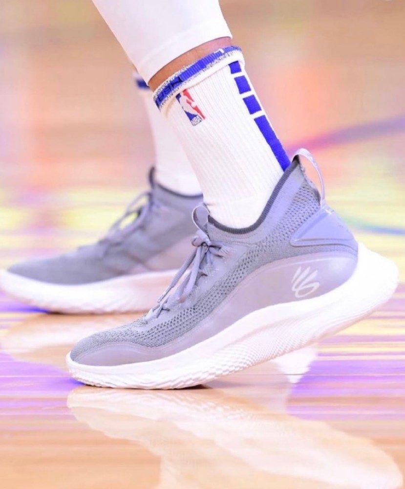 nba NBA球星上脚：科比5天蓝色清新，AJ35黑色炫彩配色太酷！