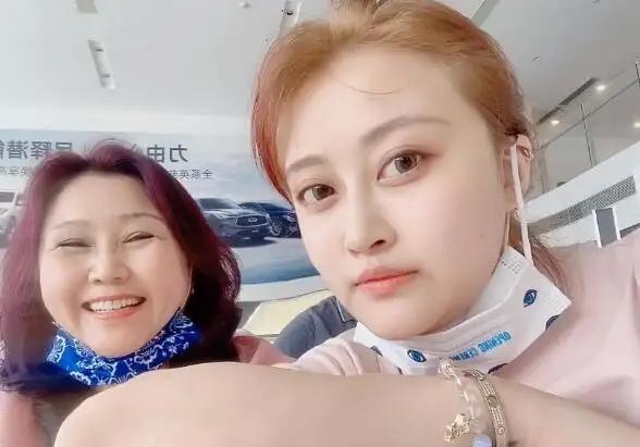 孙妈妈登上女儿社交账号,通过唯一的渠道转移痛苦,却被网友们指责"拿
