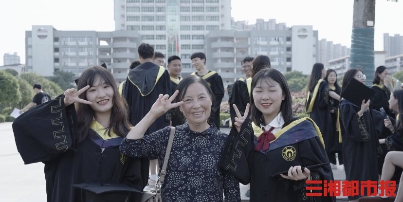 湖南一大学老师退休后当宿管17年，“放不下可爱的学生”