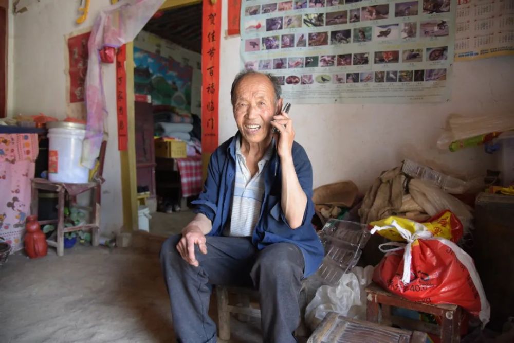 79岁老人独居大山深处干女儿远嫁四川每月打电话要花百十元