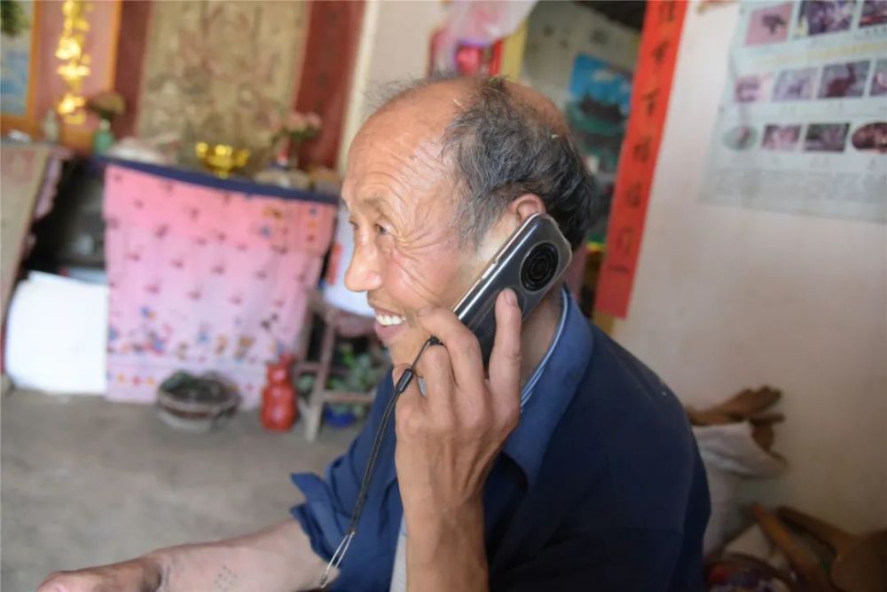 79岁老人独居大山深处干女儿远嫁四川每月打电话要花百十元