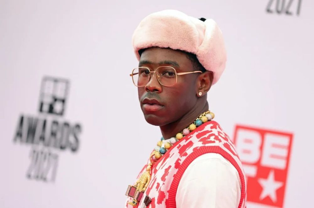 在这周新鲜出炉的billboard200榜单中,说唱歌手 tyler, the creator