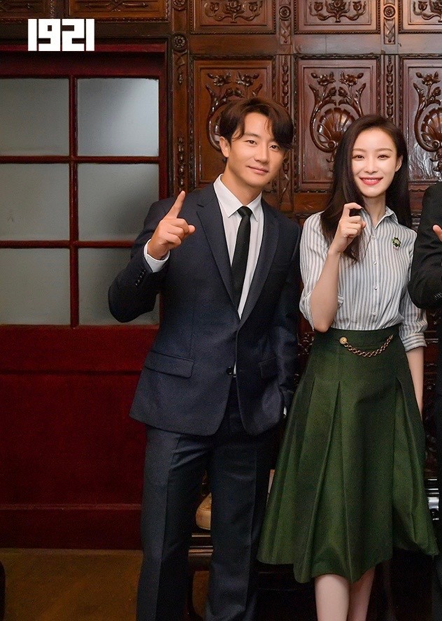 谁不喜欢美女呢1921路演现场黄轩夸倪妮让人有种幸福感