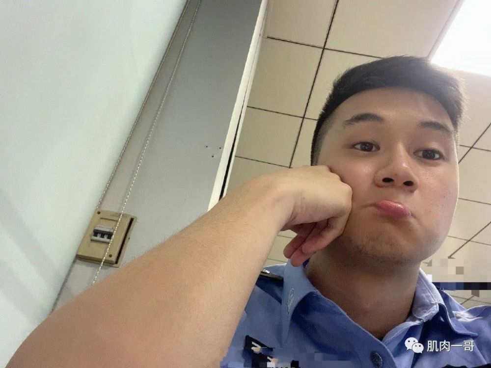 25岁肌肉交警爆红网络这肉体让网友想吃罚单