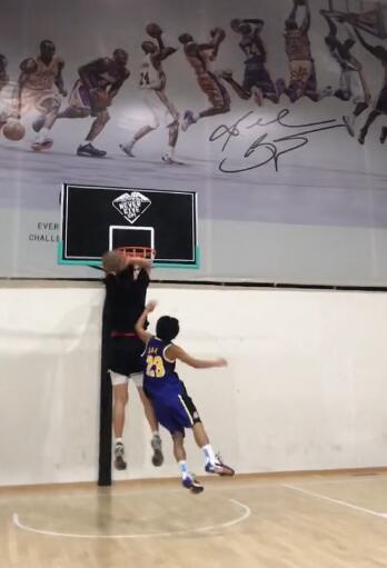 农村国宝被打12-0细节!插眼 锁喉 空中推搡,吴勇豪愤怒拿球砸他