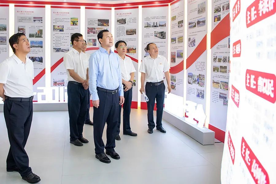 【要闻】谢卫东视察市政府办公室史料馆