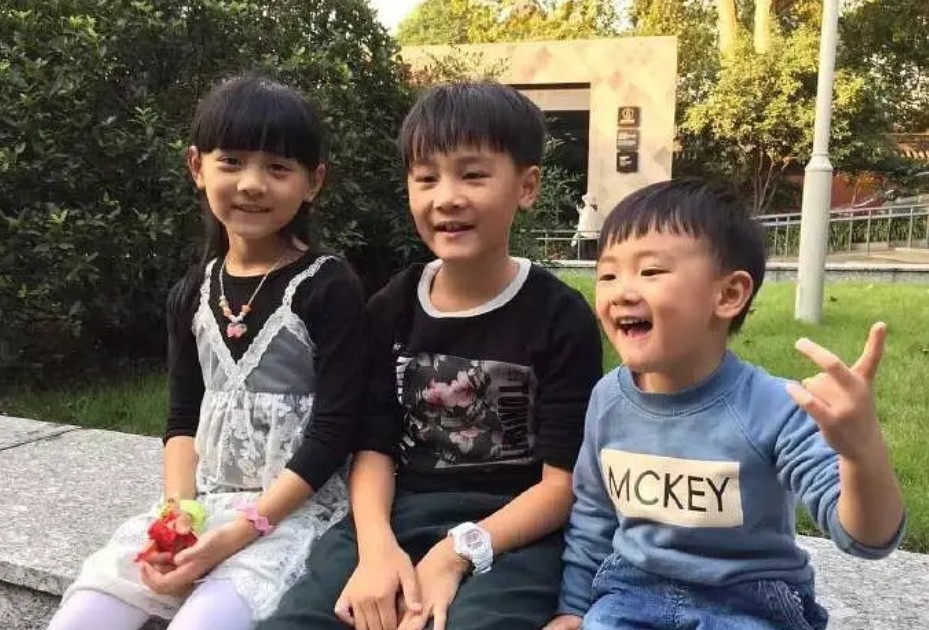 林生斌捐赠的水井被打开,地处荒凉井边杂草丛生,故意写错儿子名字