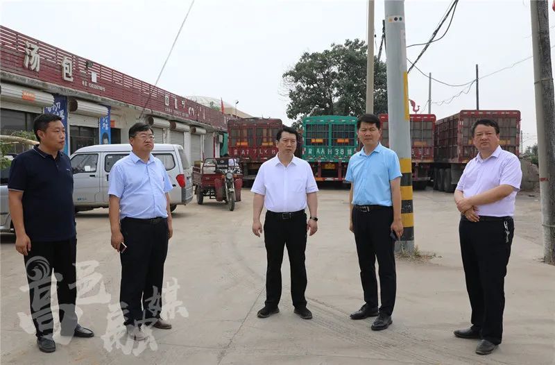 县委副书记代县长苗润涛督导检查107国道两侧环境整治工作