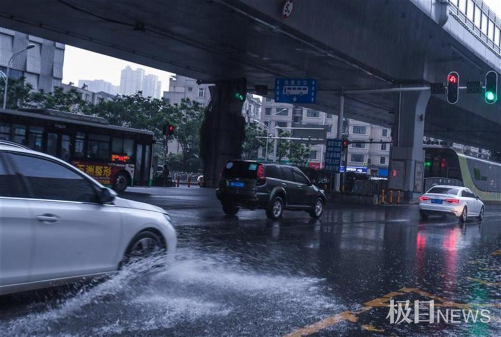 短时强降雨,武汉经受潮湿天气