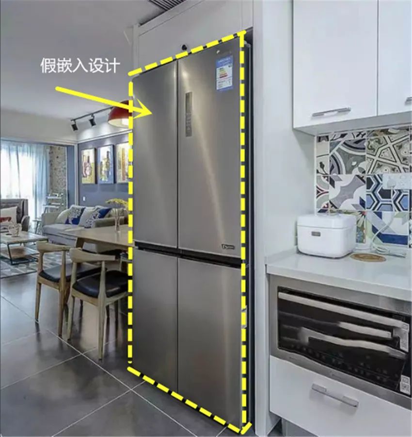 在"万物皆可做嵌入"的的当下,不少人选择将冰箱也嵌入橱柜内,看着很