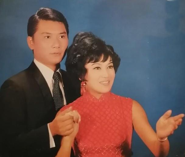 公认为是一对,绯闻也足足传了30多年,一度令谭炳文的正印妻子气愤难忍