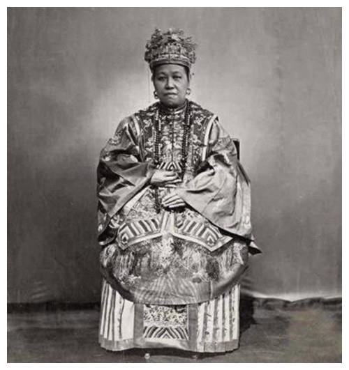 东北挖出清朝诰命夫人墓,双腿间现黑色物体,揭开她生前悲惨遭遇