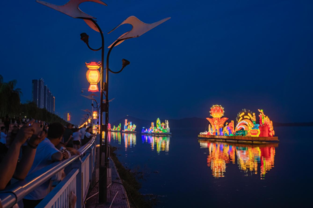舞钢市水灯节是传承淮河上游民众在中秋节燃放水灯,祈福国泰民安,风调