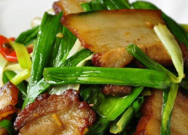 分享一款青蒜炒腊肉,简单易烹饪,咸香又解馋,孩子爱吃的菜肴