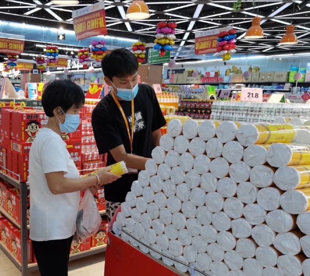 从沉淀市场时慢慢地熟练,到带着经销商业务员一起改善陈列,蒋宽一步一