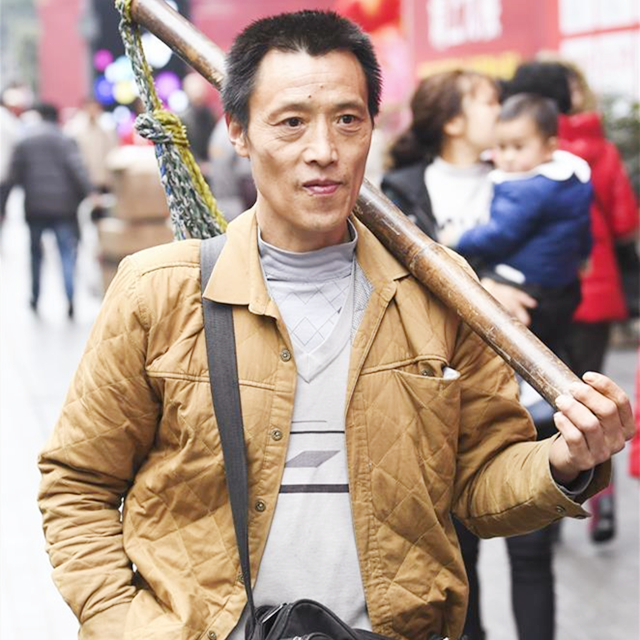 10年前重庆棒棒军父子照片火遍全国照片里的家庭后来如何了