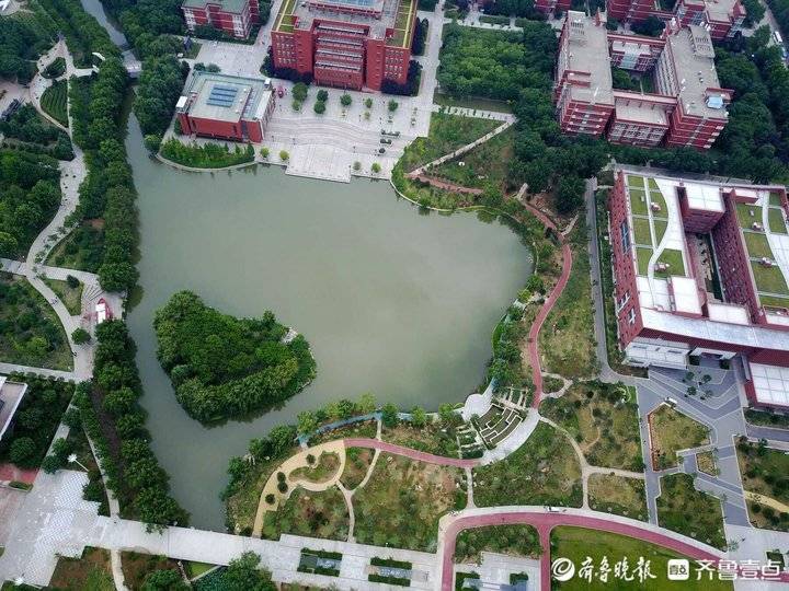 航拍山东交通学院长清校区,长清湖畔好风光_腾讯新闻