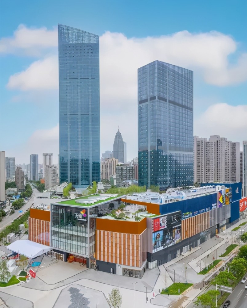 近日 武汉首座天街的开幕 刷爆了朋友圈 不仅让市民多了打卡网红打卡
