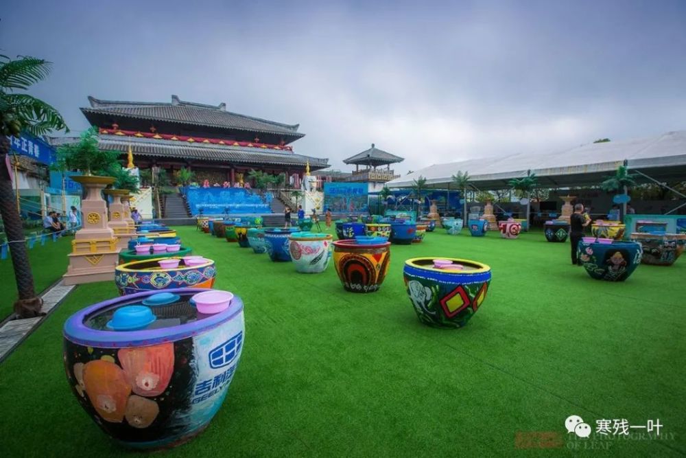 浙江学生用中国风在大水缸上涂鸦效果奇特成为一道靓丽的风景