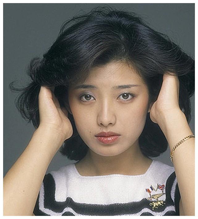 62岁山口百惠近照曝光,首度与儿媳妇同框,满面笑容优雅贵气_腾讯新闻