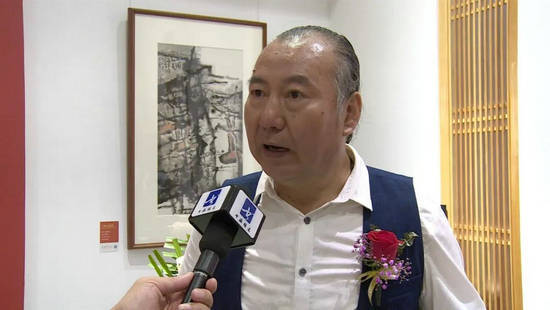 北京尚善公益基金会理事长毛爱珍女士接受捐赠(左 千岳艺术教育校长