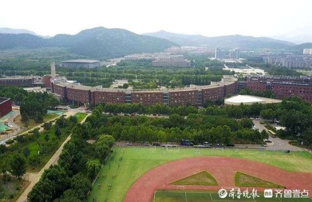航拍群山环抱风格独特的山东工艺美院长清校区