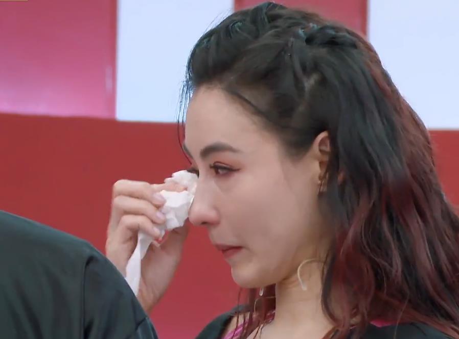 张柏芝"流泪照"火了,节目组把镜头放大十倍后,她真有40岁?