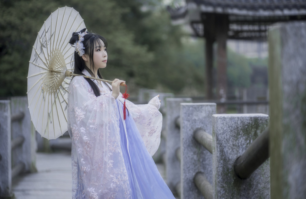 汉服正片天青色等烟雨而我在等你