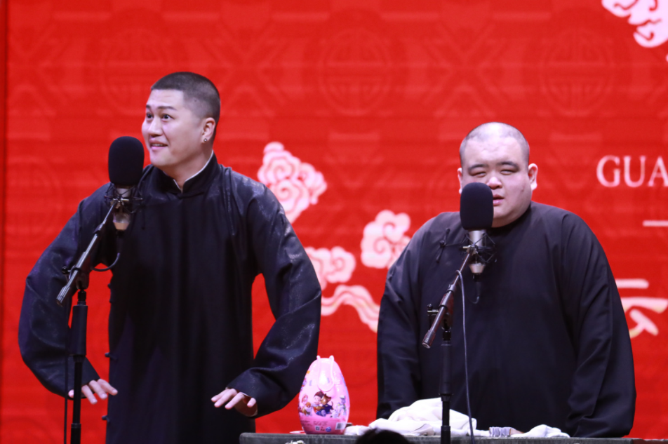 刘九思主攻逗哏,一开始是德云社五队成员,固定搭档是吕硕,2019年年初