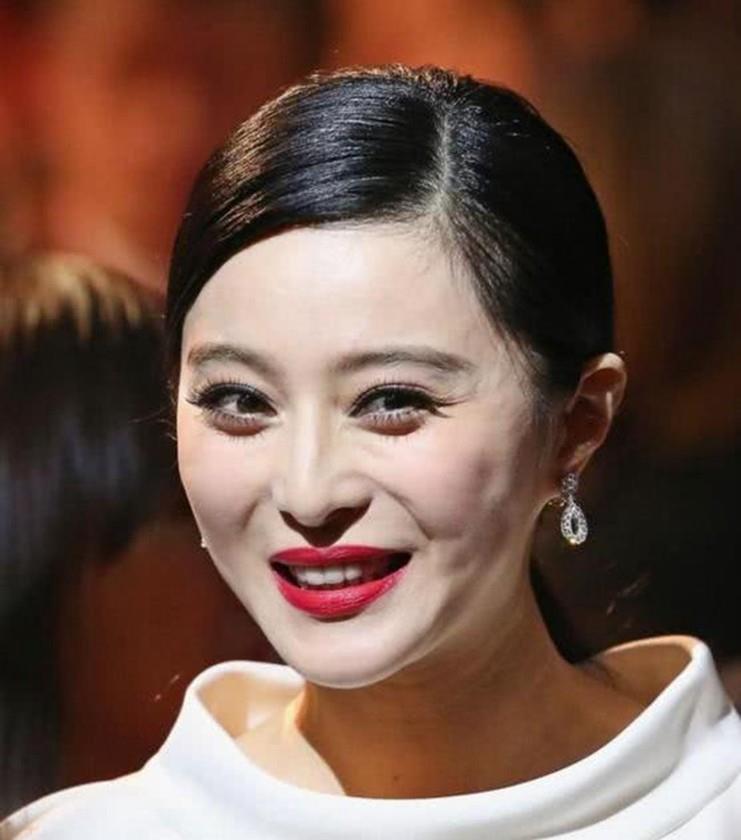 拥有精致五官的范冰冰在外媒镜头下脸肥了一圈,不过这皮肤真心没得挑!