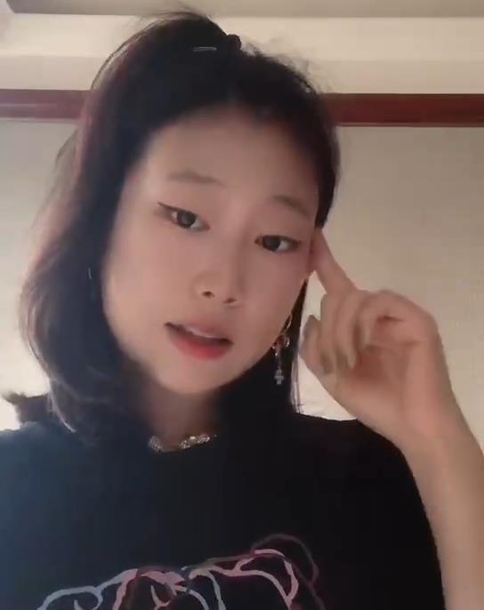 短片中,沈佳润身穿黑色t恤,中长发型,头顶绑着"歪桃辫儿",前卫而又不