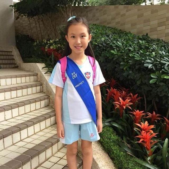 恭喜!郭可盈林文龙女儿小学毕业,11岁美貌出众,成绩好获奖无数