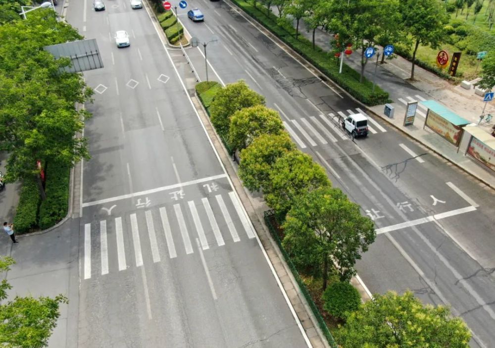 洛阳首条z字形斑马线启用