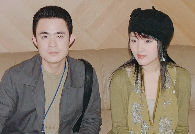 戴娆打开房门就看到谢东和杨钰莹正拥抱在一起她愤怒的大喊你们在干