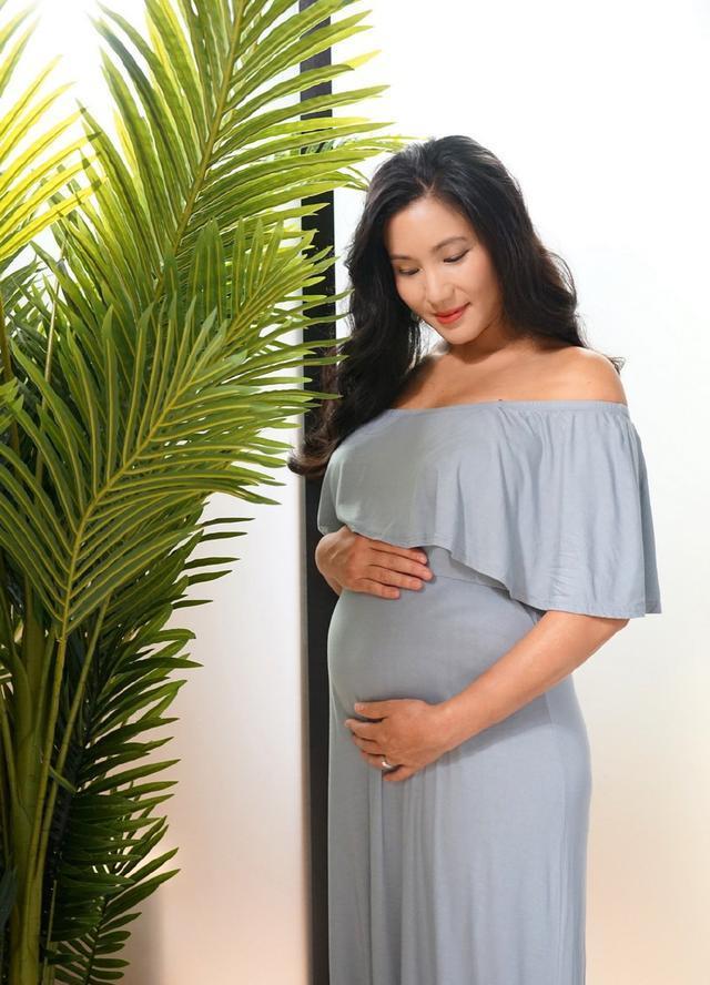 郑佩佩女儿原子惠晒42岁孕照,挺8月孕肚胖好多,非洲老公超帅
