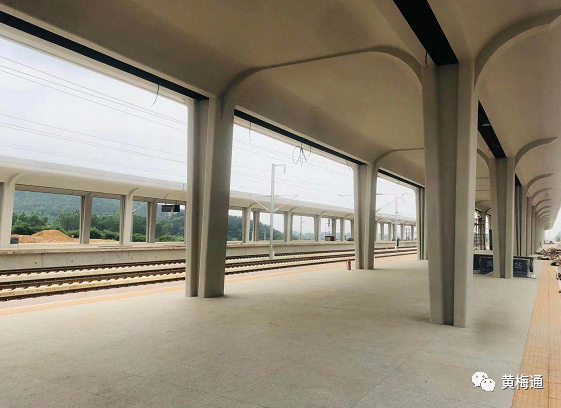 在黄梅东站项目施工现场,施工人员正在进行内墙装饰,雨棚安装及试装