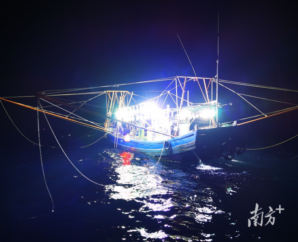 灯光围网渔船图片