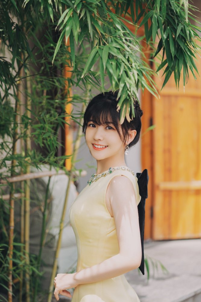 赖美云黄色礼服