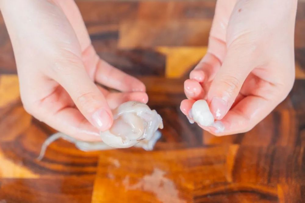 一个圆圆的白色小球,这是它的卵,可食用,口感不是特别好,可直接摘除掉