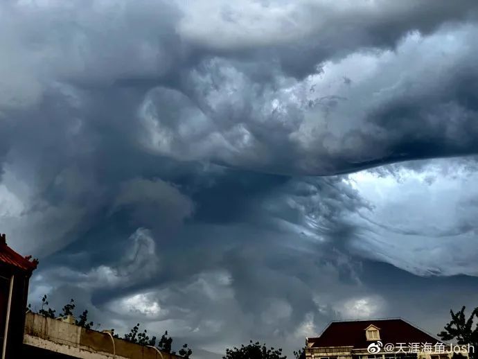 天津的糙面云仿佛异世界的门即将打开