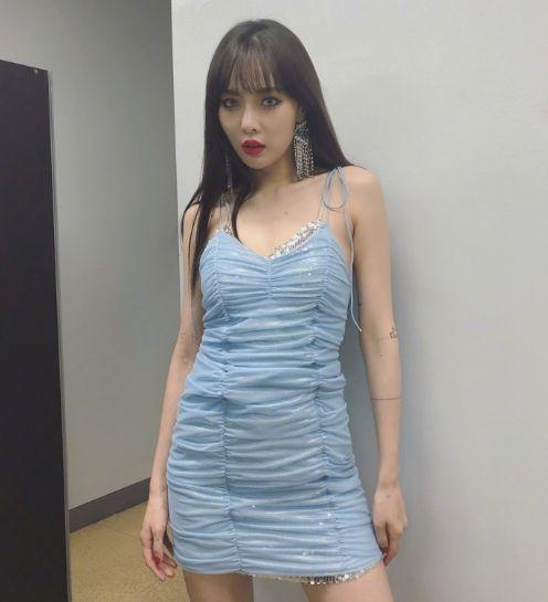 金泫雅连穿两件吊带裙,腰还瘦成一道闪电!明星的时尚真难懂