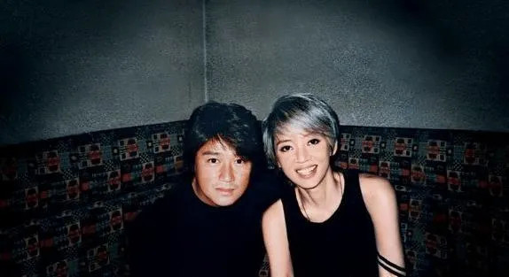 黄朗维在ktv请梅艳芳唱歌被梅艳芳拒绝了黄朗维一个巴掌打了过去