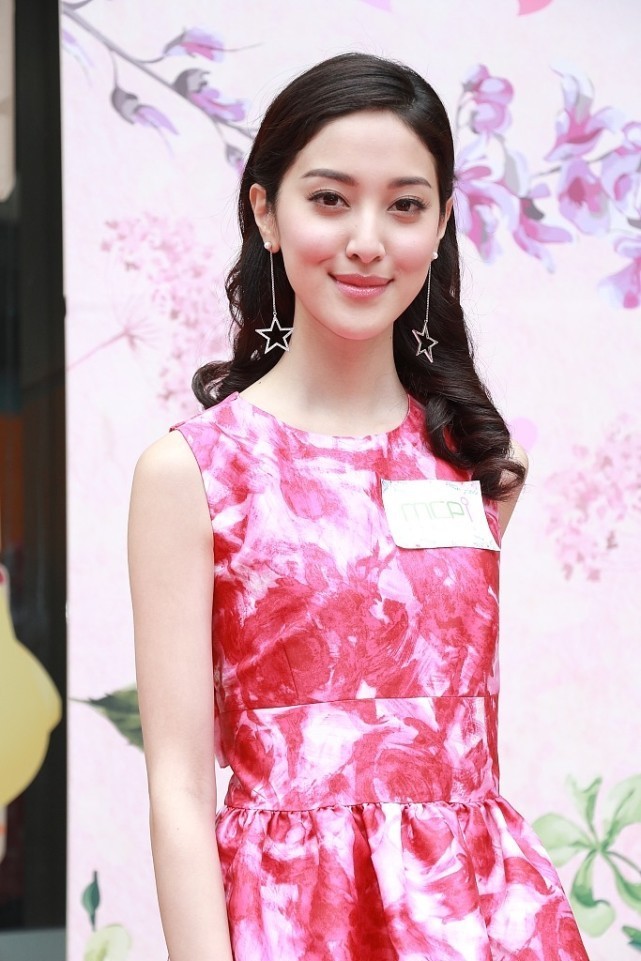 陈凯琳的长相甜美短款连衣裙透露着青春气息看上去仍是少女