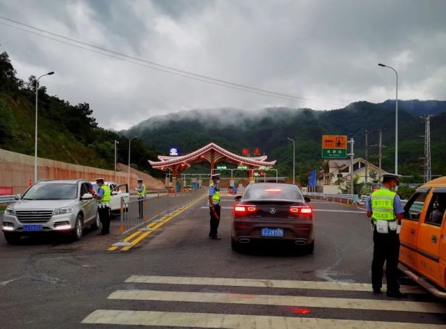 03強化宣傳,營造和諧氛圍組織警力深入高速公路服務區,農村,學校等