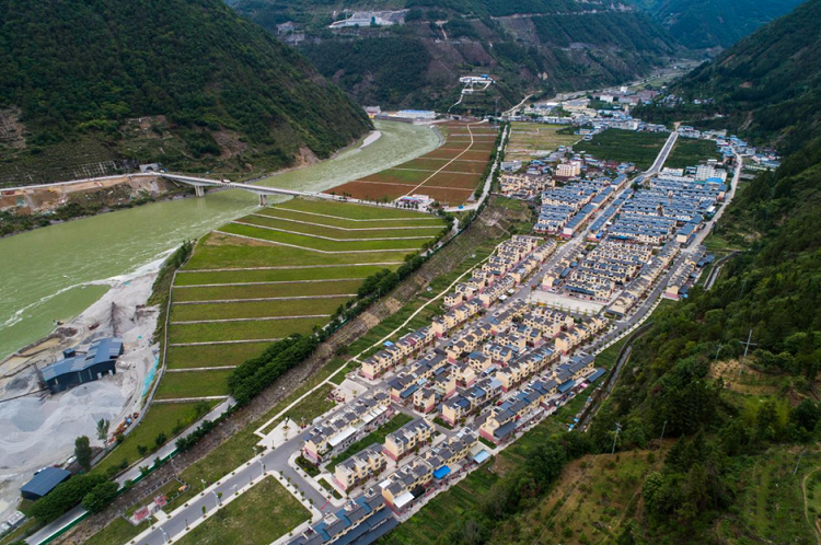 石棉县俯瞰长征路上新村美