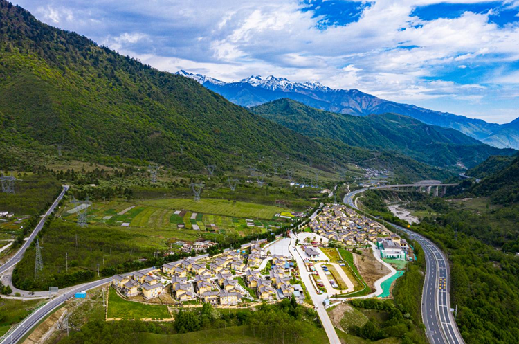 石棉县俯瞰长征路上新村美