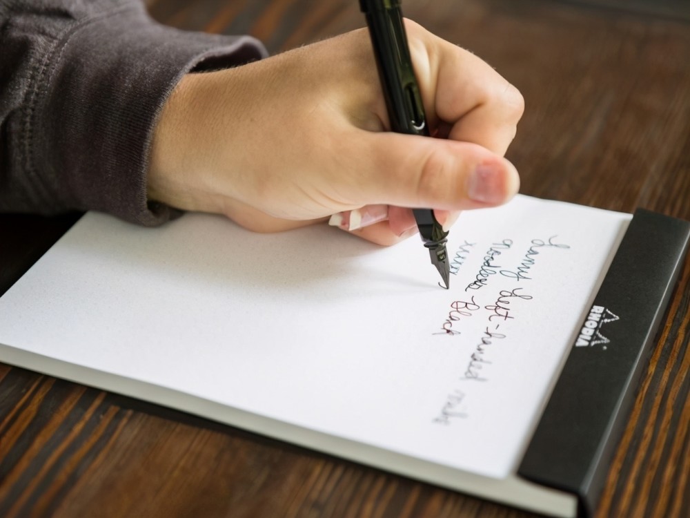 现在的低年级学生里面,打小被父母培养用左手写字的孩子已经越来越多.