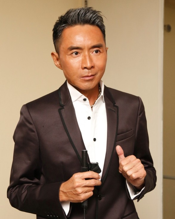 54岁港星林利突遇不适,被推上救护车送医,曾患大