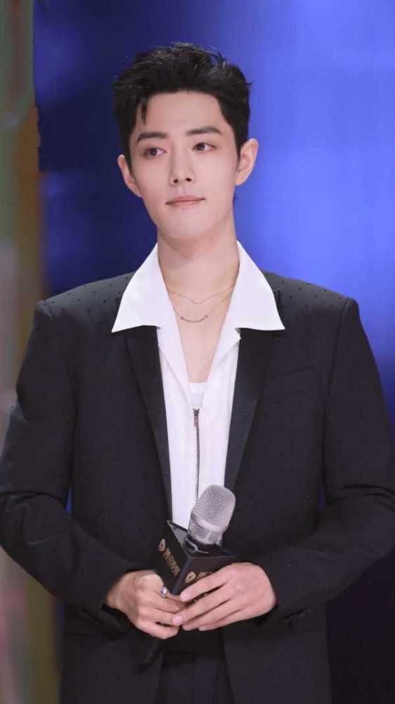 肖战出席拾光盛典,穿黑色闪钻西装,怼脸笑容太让人心动了!