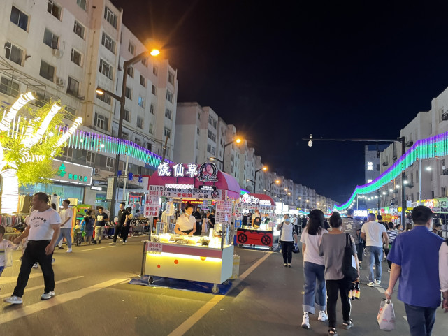 吉林珲春街夜市,30年的炸牛排,上百种小吃美食